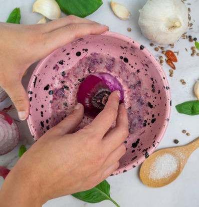 Bild på rivplatta i keramik med rödlök, kryddor och örter