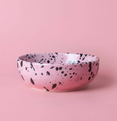 Bild av keramisk rivplatta i rosa och svart med unik design