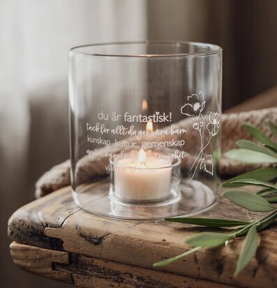 Bild av ljuslykta på rustikt träbord i naturlig miljö