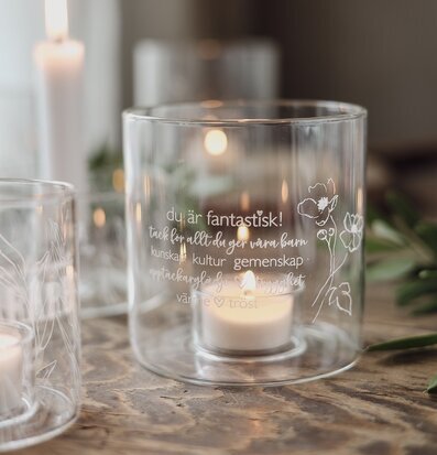 Bild av harmonisk inredning med glaslykta och värmeljus