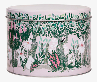 Bild på rund plåtburk med Muminmotiv och nordisk naturdesign