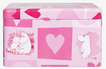 Bild av rosa plåtburk med hjärtan och Muminmotiv i fack