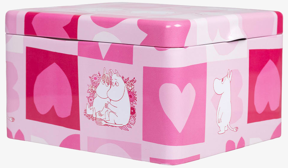 Bild av rosa plåtburk med hjärtan och Mumindalen-motiv