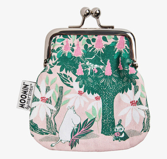 Bild på liten tygbörs med Muminmotiv och klassiskt spänne