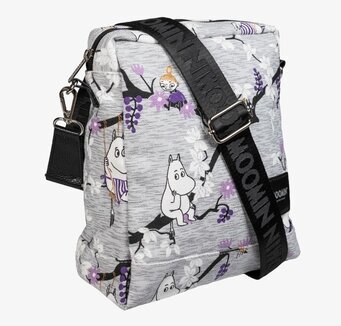 Bild på axelväska med Muminmotiv i klätterträd och blommor