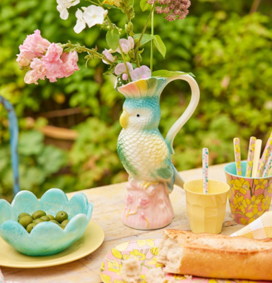 Bild av pastellfärgat trädgårdsfika med färgglada detaljer