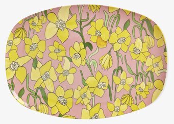 Bild på oval tallrik med färgglatt motiv av påskliljor