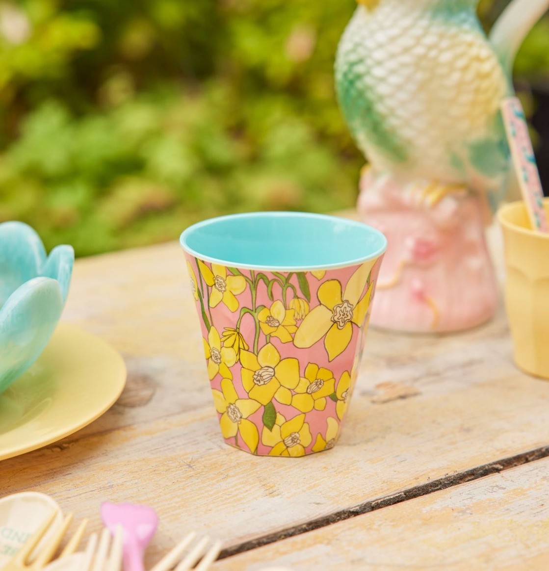 Bild av färgstark utomhusdukning med blomstrande vårkänsla