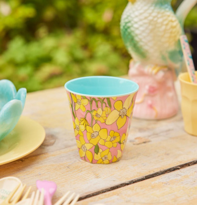 Bild av färgstark utomhusdukning med blomstrande vårkänsla