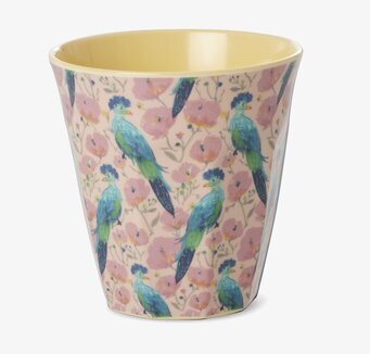 Bild på mugg med exotiska fåglar och blommor i pastellfärger