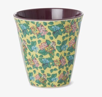 Bild av blommig melaminmugg med gul botten och vinröd insida