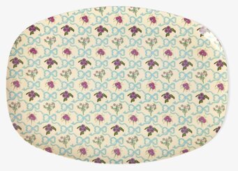 Bild av rektangulär tallrik med pastelligt blommönster