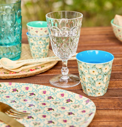 Bild av somrig dukning utomhus med färgglada detaljer