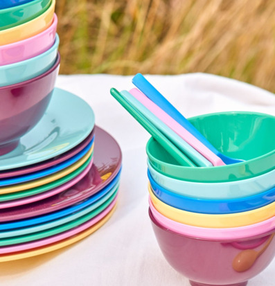 Bild av färgglad dukning med assietter, skålar och skedar