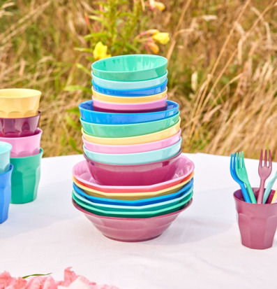 Bild av färgglad utomhusdukning med små melaminskålar
