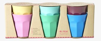 Bild på färgglada melaminmuggar i dekorativ förpackning