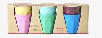 Bild på färgglada sexkantiga melaminmuggar i sexpack