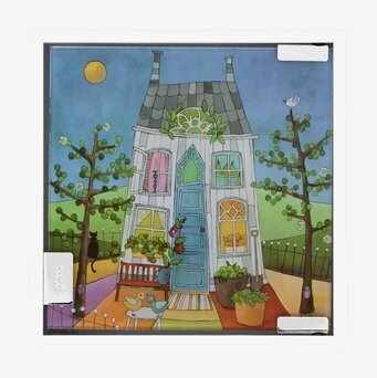 Bild av färgglatt hus med kreativ och lekfull design