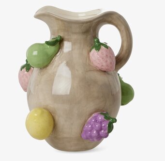 Bild av kanna i stengods med fruktmotiv och sandfärgad glasyr