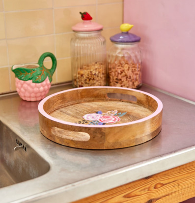 Bild på färgglad köksdetalj med handmålad bricka och burkar