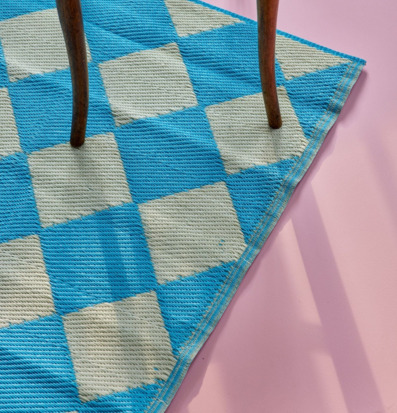 Bild: Rutmönstrad blå matta och vintage stol på rosa golv