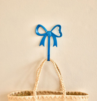 Foto: Blå rosettformad väggkrok med flätad kasse