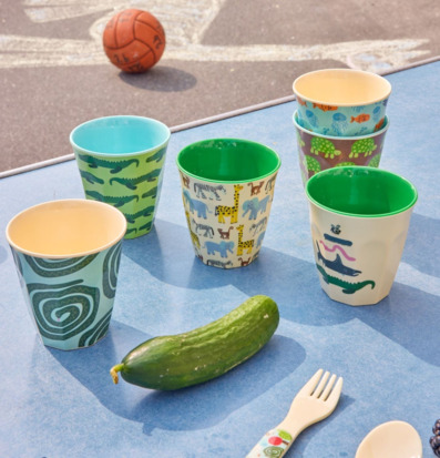 Bild av färgglada djurmuggar för utomhuslek och picknick