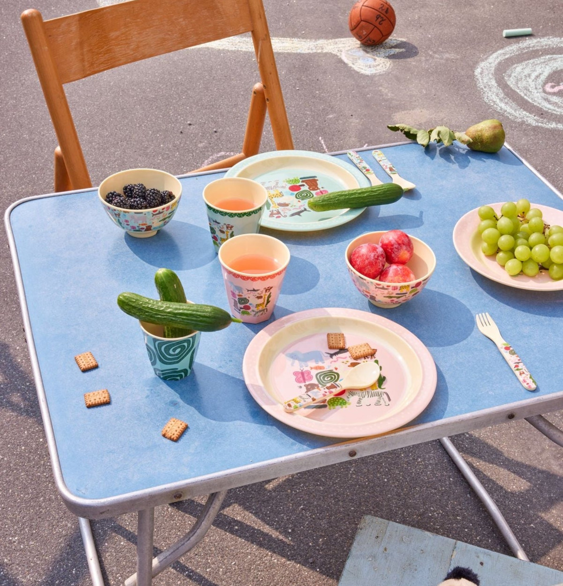 Bild av färgglad picknickdukning utomhus för barn och lek