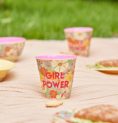 Bild av färgglad picknick med blommiga muggar och skålar