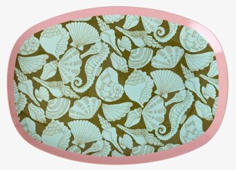 Bild av rektangulär tallrik med snäckor och sjöhästar