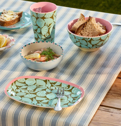 Bild av somrig bordsdukning med marina detaljer utomhus