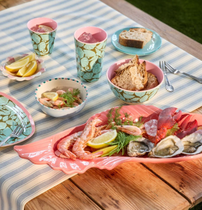 Bild av somrig dukning med havstema och färska skaldjur ute