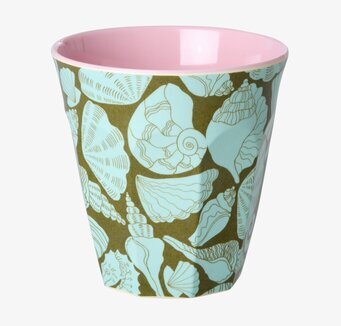 Bild på melaminmugg med snäckskal och rosa insida mot vit bakgrund