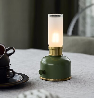 Bild på harmonisk inredning med grön och mässing bordslampa