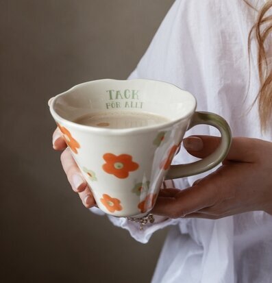 Bild av mugg med blommor och text – inspiration för hemmet