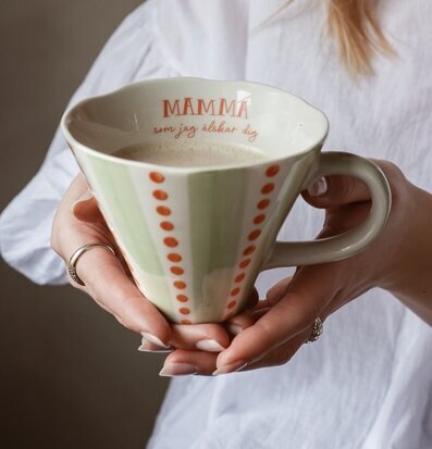 Bild på keramikmugg med mjuka färger och varm känsla