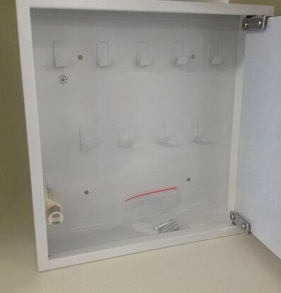 Bild av stilrent och funktionellt nyckelskåp i vitt