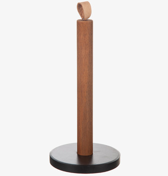 Bild på stilren hushållspappershållare i trä och läder