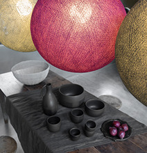 Happy Lights Svart XL Golv/Tak från Happy Lights över bord