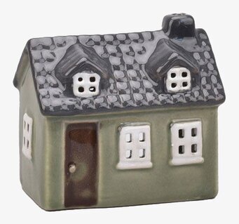 Bild av dekorativ ljuslykta i keramik formad som nordiskt hus