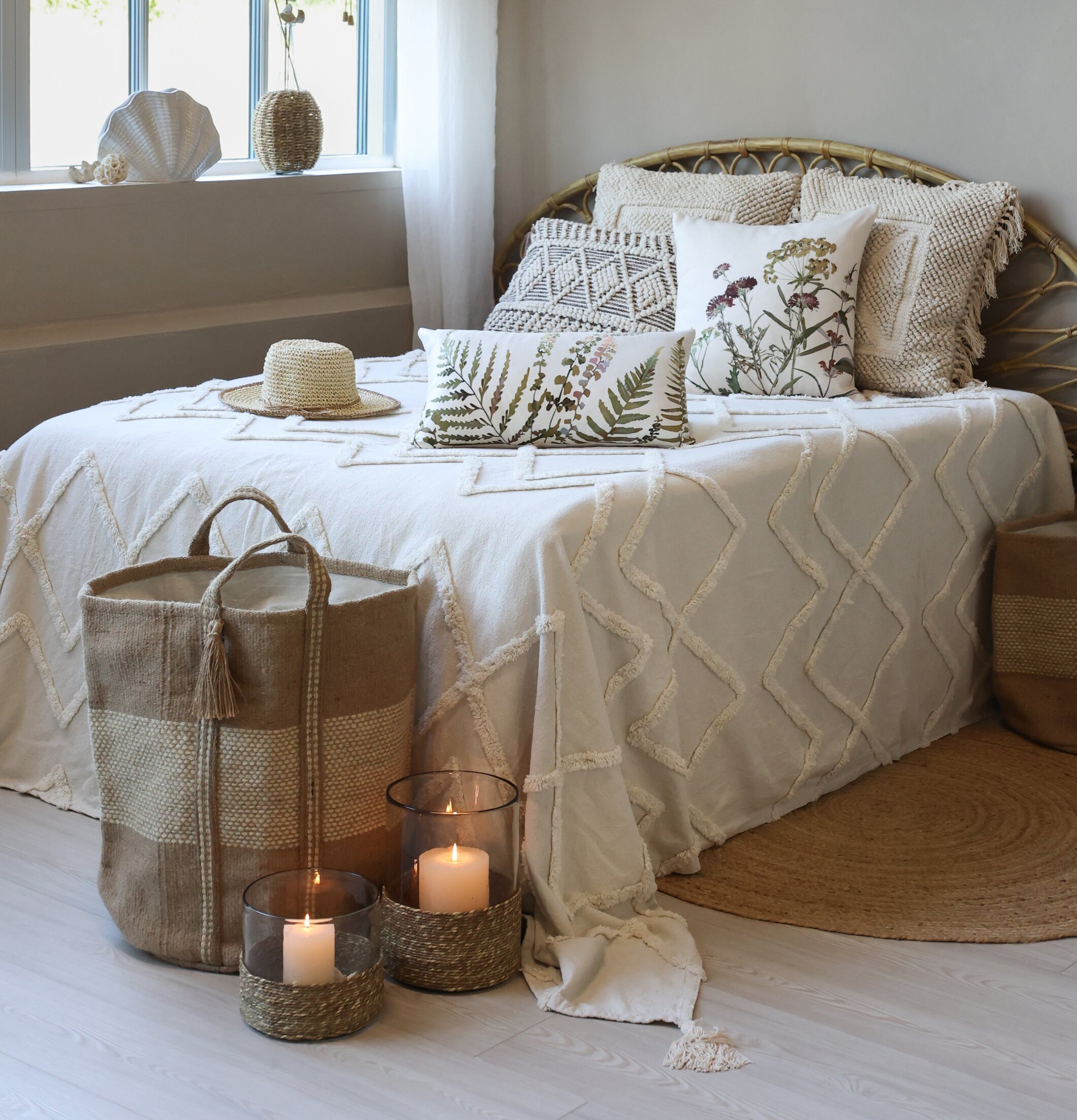 Bild: Sovrum med naturmaterial, botaniska kuddar och jute