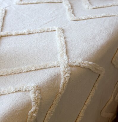 Bild: Sovrum med geometriskt överkast och botaniska kuddar