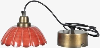 Bild på röd vågig taklampa i keramik med antikmässing och sladd