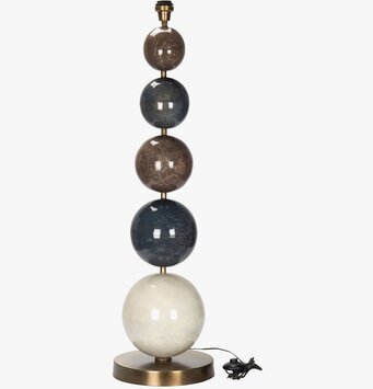 Bild på unik lampfot med staplade kulor i harmoniska färger