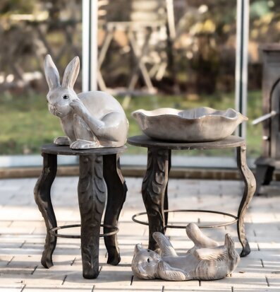 Bild av harmonisk interiör med fågelbad och dekorfigurer