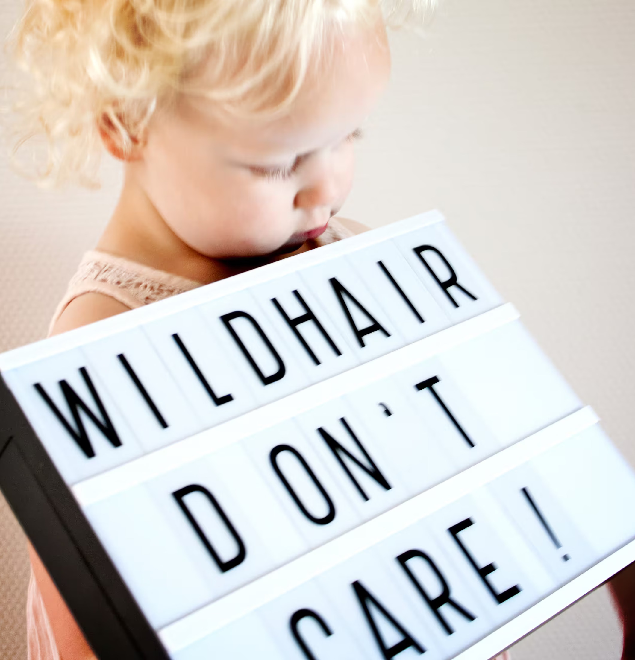 Flicka håller Letter Set Basic från A Little Lovely Company