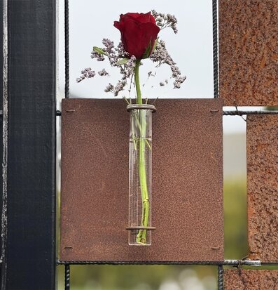 Bild: Industriell vas i armeringsnät med ros och limonium