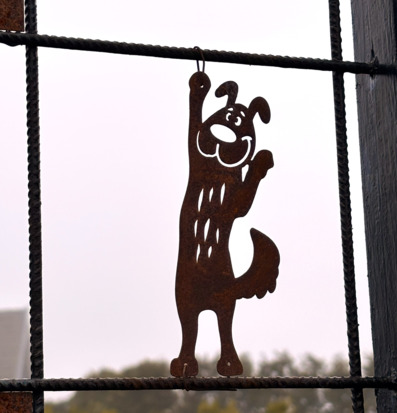 Bild av dekorativ klättrande hund i metall på armeringsnät