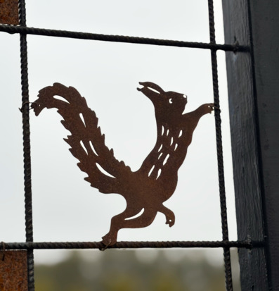 Bild av dekorativ ekorre i armeringsnät för trädgård ute