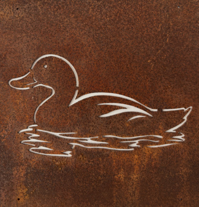 Bild av dekorativ rostig metallskylt med simmande anka